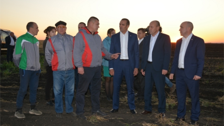 Глава Чувашской Республики М.Игнатьев ознакомился с ходом уборки картофеля