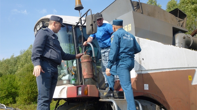 Инспекторы гостехнадзора и госпожнадзора провели инструктаж по пожарной безопасности в хозяйствах Ибресинского района