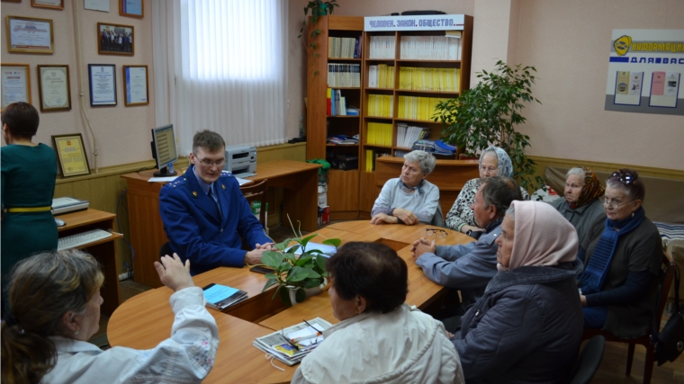 В Центральной библиотеке г. Канаш с участием помощника Канашского межрайонного прокурора Д.М. Емельянова состоялся очередной правовой час: «Вопросы правового регулирования капитального ремонта многоквартирного дома»