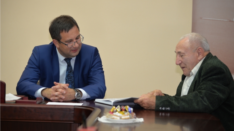 И.о. главы города Чебоксары Николай Владимиров провел рабочую встречу с председателем Чебоксарской городской национально-культурной автономией «Еврейская община» Иосифом Винокуром