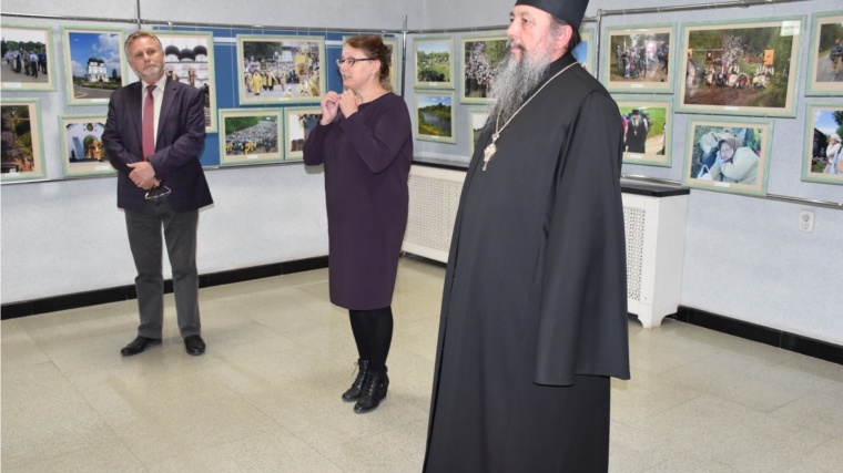 В фойе Дома Правительства состоялось открытие фотовыставки «Великорецкий крестный ход»