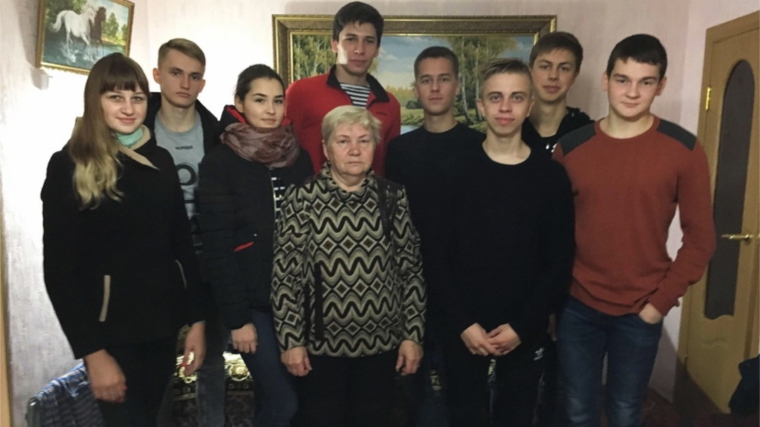 Юные шумерлинцы поздравили ветеранов педагогического труда с Днем пожилых людей