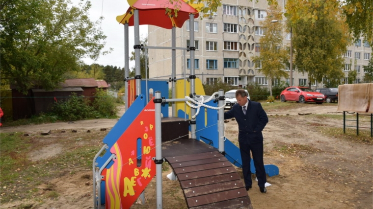В Шумерле устанавливают детские дворовые площадки