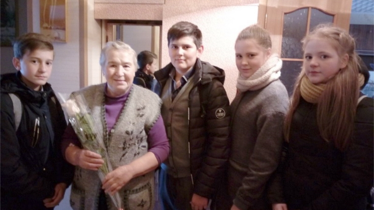 Шумерлинцы - члены Российского движения школьников - поздравили ветеранов педагогического труда с Днем учителя