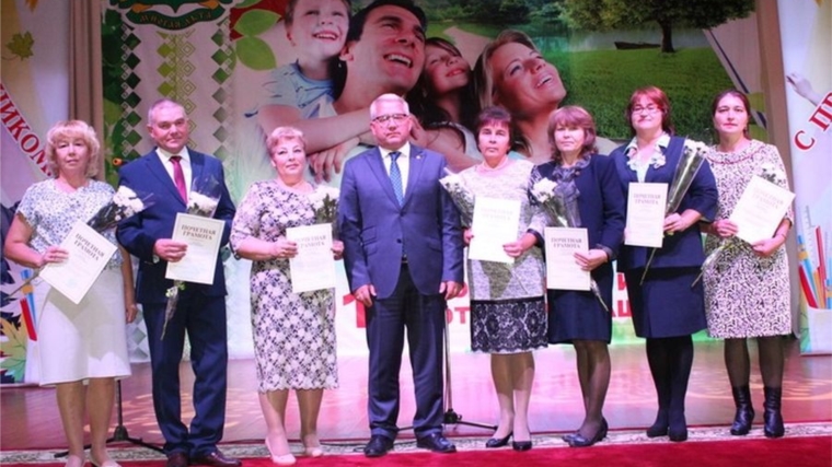 Министр Юрий Исаев принял участие в чествовании учителей Цивильского района