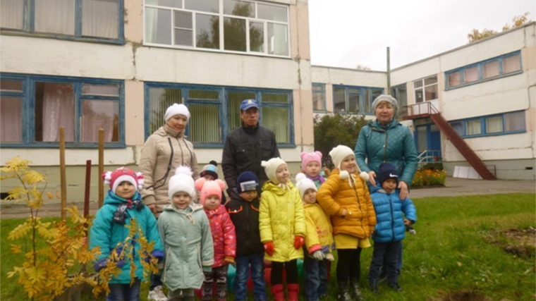 Встреча двух поколений шумерлинцев завершилась акцией «Рябиновая аллея»