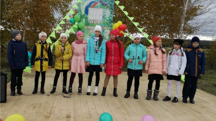 Учащиеся Шемуршинской детской школы искусств совместно с учащимися общеобразовательных учреждений района приняли участие на праздновании 90 - летнего юбилея со дня образования Шемуршинского района