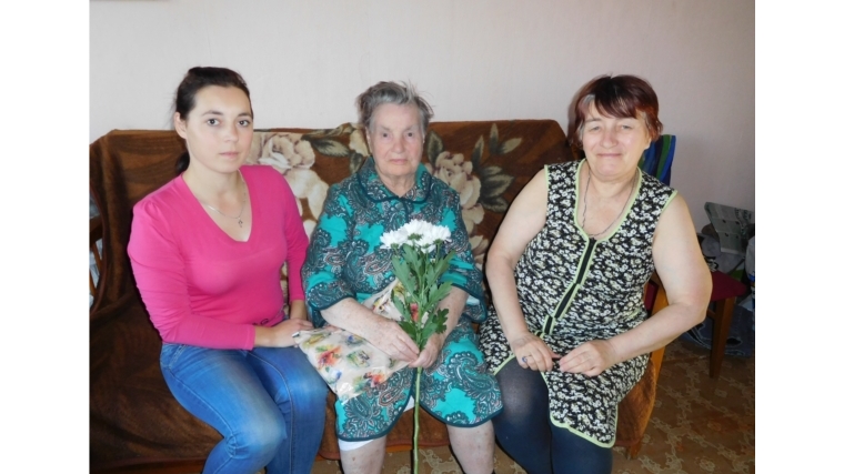 Поздравления с 90-летним юбилеем принимает жительница г.Новочебоксарск Зинаида Кисленко