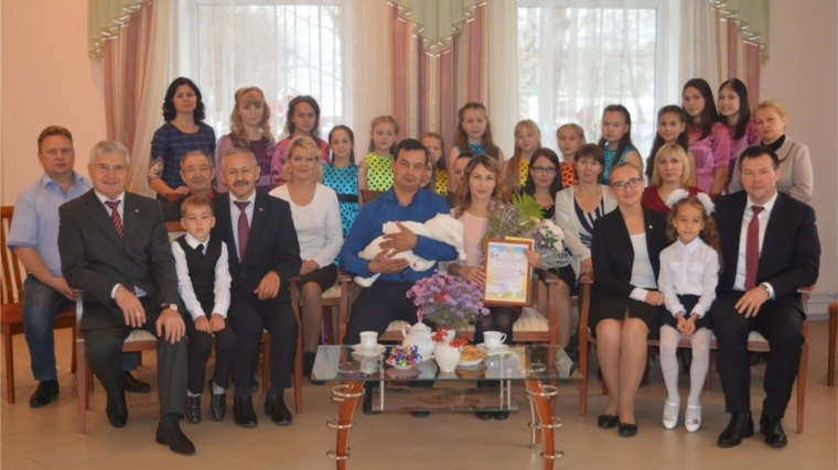 В рамках республиканского конкурса в Янтиковском районе состоялась торжественная регистрация 100-го новорожденного 2017 года