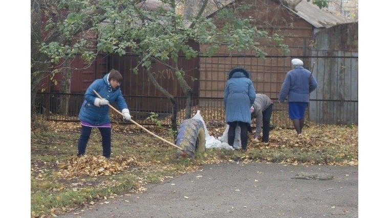 Педагогические работники образовательных учреждений города Канаш на субботнике по уборке территорий