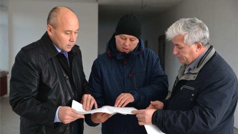 Глава администрации Батыревского района Р.Селиванов ознакомился с ходом капитального ремонта здания Староахпердинской ООШ