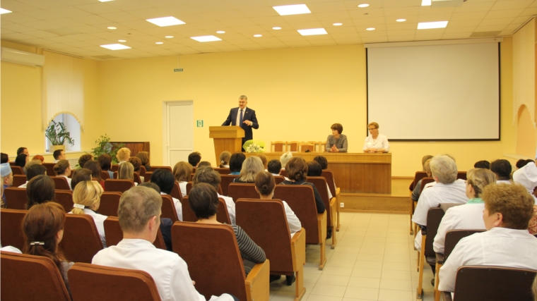 Министр Владимир Викторов представил коллективу Республиканской клинической больницы нового главного врача