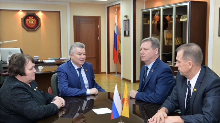 Взаимодействие республиканского и городского парламентов обсудили на рабочей встрече Валерий Филимонов и Евгений Кадышев