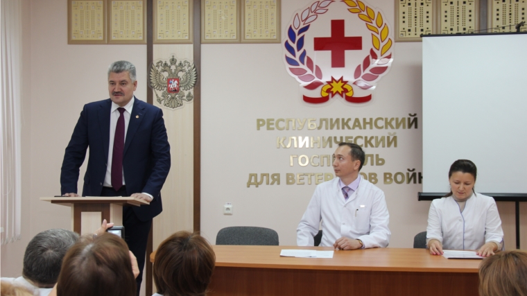 Министр Владимир Викторов представил коллективу Республиканского клинического госпиталя для ветеранов нового главного врача