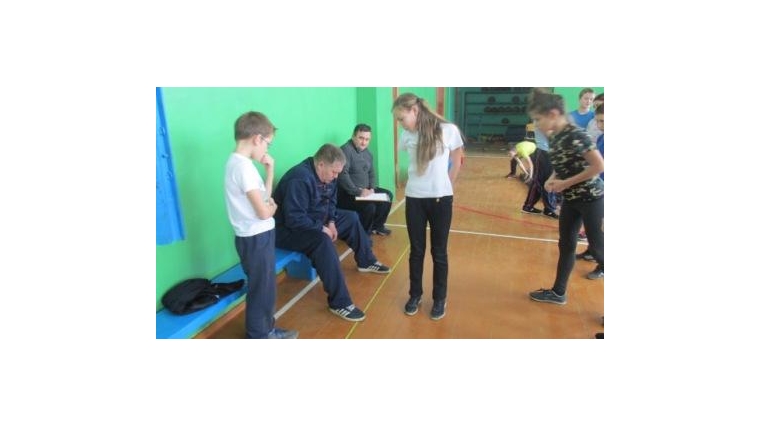 В рамках месячника ГТО в спортивном зале Карабай-Шемуршинской школы прошли мероприятия по приёму испытаний комплекса ГТО