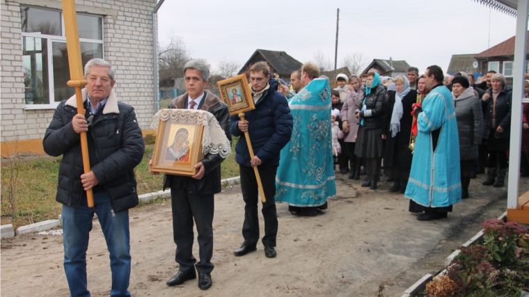 В Шумерлинском районе в п. Красный Октябрь в честь праздника Казанской иконы Божией Матери прошел молебен