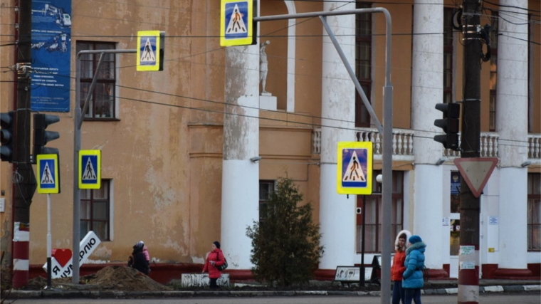 Один из оживленных перекрестков Шумерли оборудовали знаками «Пешеходный переход»
