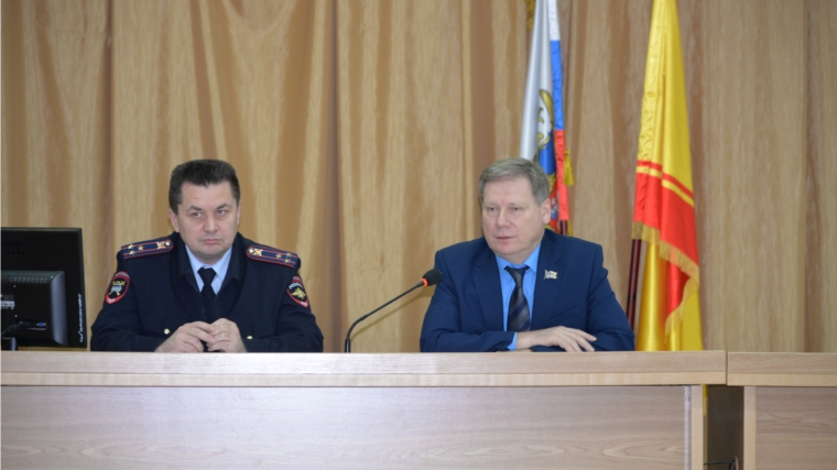 В рамках Единого информационного дня глава города Чебоксары Евгений Кадышев встретился с сотрудниками Управления ГИБДД МВД по Чувашской Республике