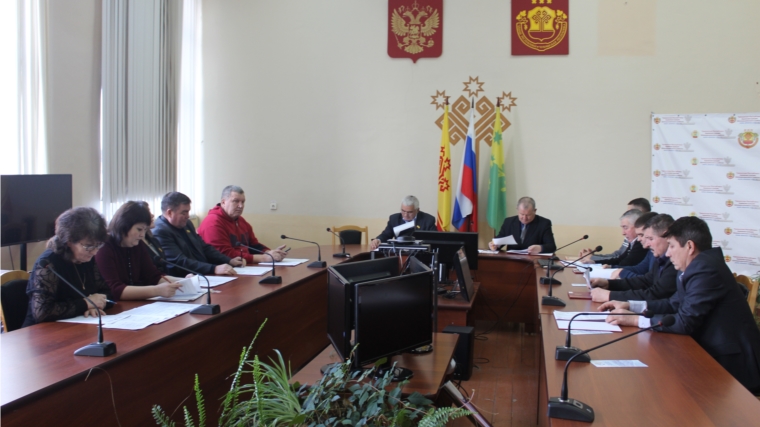 Сегодня под председательством главы района Менира Хамдеева состоялось шестнадцатое очередное заседание Шемуршинского районного Собрания депутатов