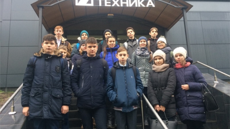 Шумерлинским школьникам в ходе экскурсии на градообразующее предприятие напомнили о престиже рабочих профессий