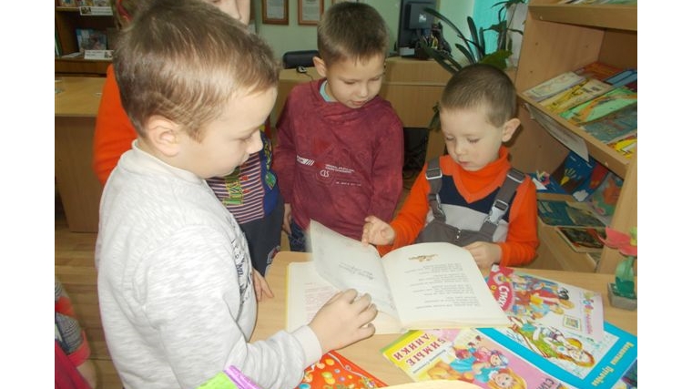 В канун Дня матери воспитанники детского сада «Колокольчик» приняли участие в развлекательной программе «Есть вечное слово – Мама!»