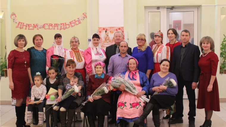 Отдел ЗАГС администрации Шемуршинского района в торжественной обстановке поздравил матерей, которые родили и воспитали 5 детей