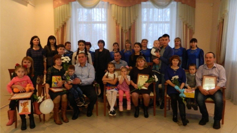 В преддверии Дня матери в Янтиковском районе чествовали многодетные семьи