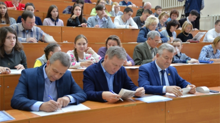 Глава города Чебоксары Евгений Кадышев принял участие во Всероссийском географическом диктанте