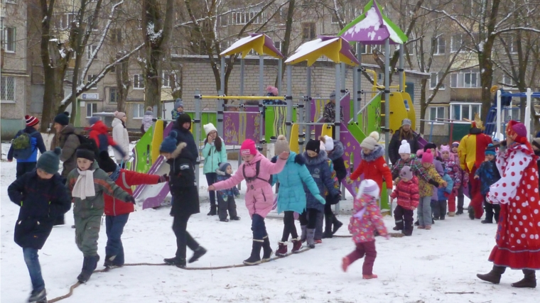 В Новочебоксарске празднично открыли еще одну новую детскую площадку