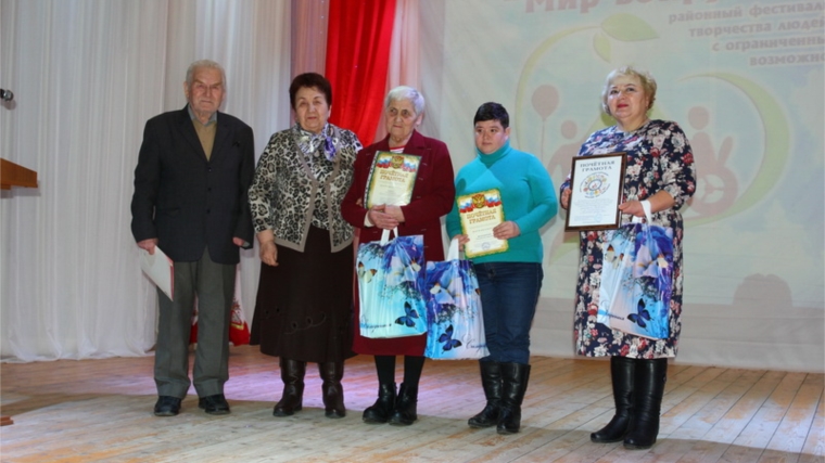 В Центральном доме культуры п. Кугеси прошло торжественное мероприятие для лиц с ОВЗ