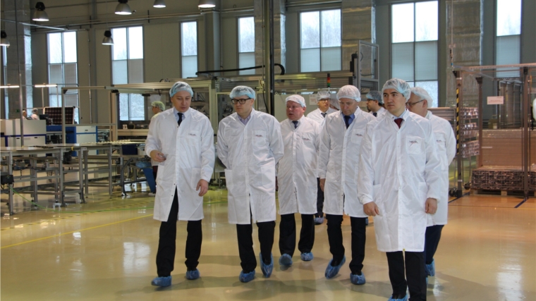 Алексей Текслер посетил завод по производству солнечных модулей «Хевел»
