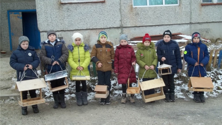 Ученики младших классов Староайбесинской школы помогают зимовать пернатым друзьям
