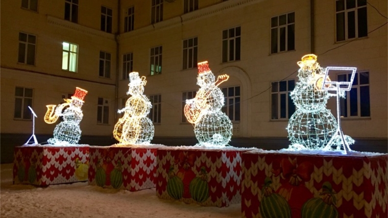 В Новый год под музыку: в центре Чебоксар выступает «Квартет снеговиков»