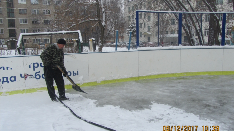 В Калининском районе продолжается подготовка хоккейных коробок к зимнему сезону