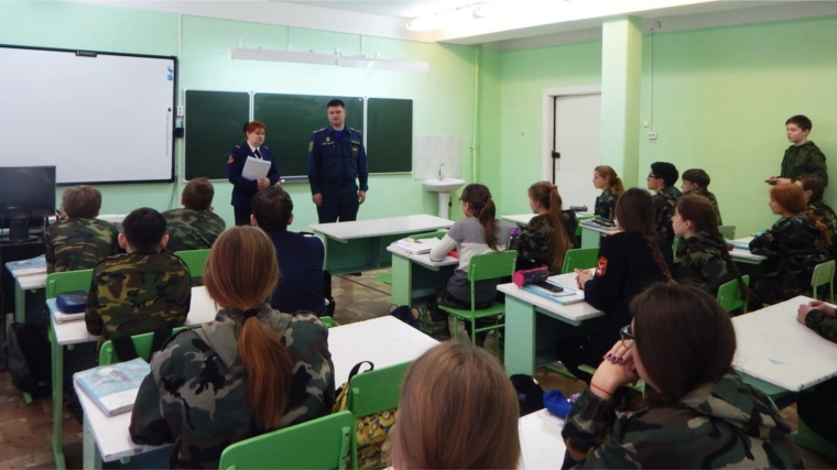 Обучающимся школ города Шумерля в преддверии новогодних праздников напомнили о правилах пожарной безопасности