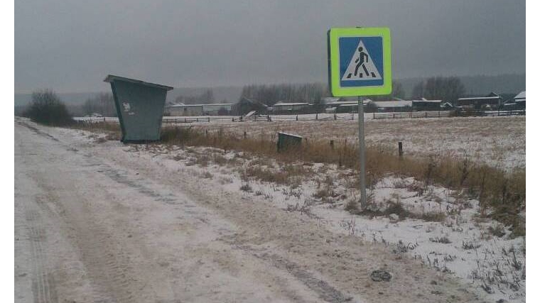 В Шемуршинском районе ведутся работы по замене и установке дорожных знаков нового типа