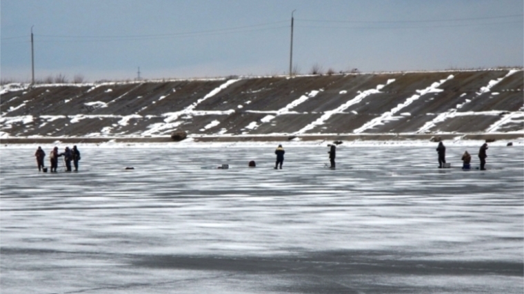 Не время выходить на водоемы: первый лед на реках и озерах хрупок