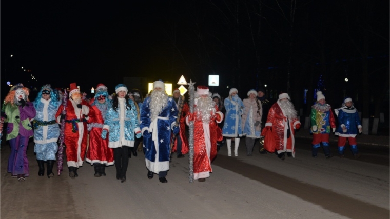 В ходе новогоднего шоу «Парад Дедов Морозов и Снегурочек» зажглась главная елка района