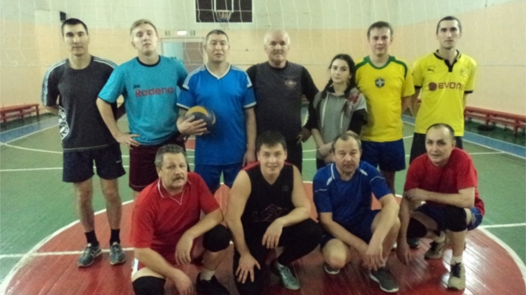 Команды любителей провели товарищескую игру по волейболу