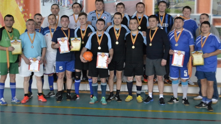 16 декабря в День здоровья и спорта в Янтиковском районе состоялся турнир по мини-футболу среди ветеранов 35 лет и старше
