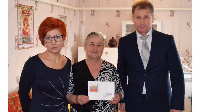 Глава администрации города Шумерля поздравил труженицу тыла с 95-летием