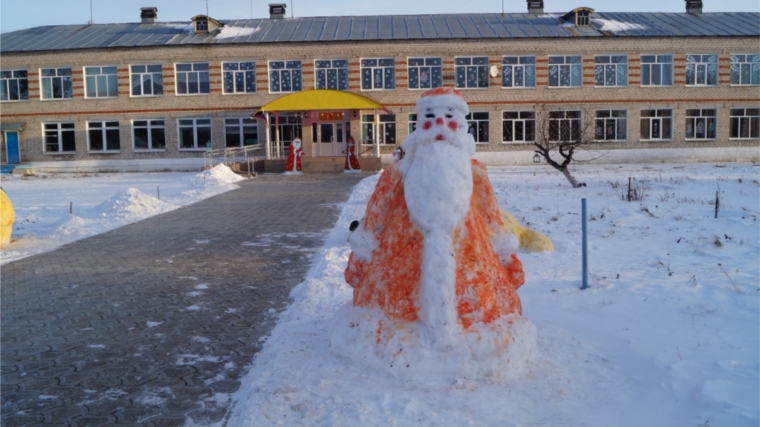 Во дворе Кошки-Куликеевской средней школы появились снежные фигуры