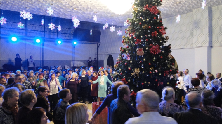 В ДК «Салют» состоялась новогодняя программа для горожан старшего поколения