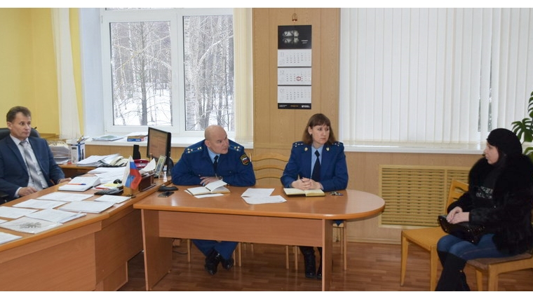 В Шумерле прошел, инициированный прокуратурой, очередной прием граждан по вопросам соблюдения законодательства в сфере жилищно-коммунального хозяйства