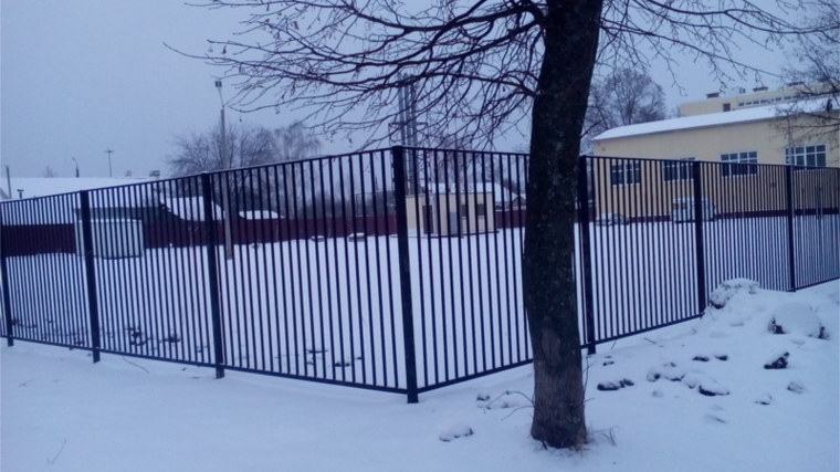 В целях соблюдения санитарно-эпидемиологических требований по периметру ДЮСШ «Олимп» города Шумерля установлено ограждение