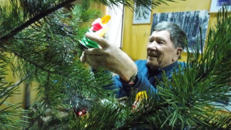 Новогоднее украшение для зеленой красавицы изготовили члены Совета ветеранов города Шумерля
