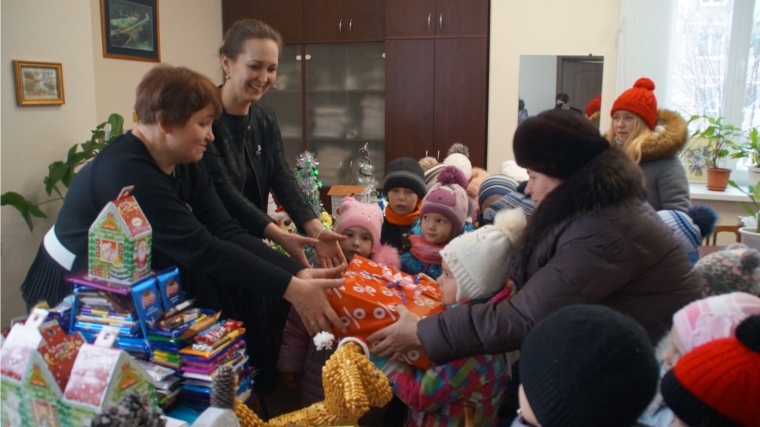 В Калининском районе завершена благотворительная акция «Шоколадное чудо в мешок Деда Мороза»