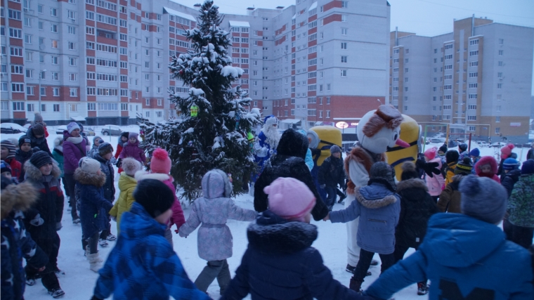 Дворовый праздник подарил жителям Новоюжного района Чебоксар новогоднее настроение