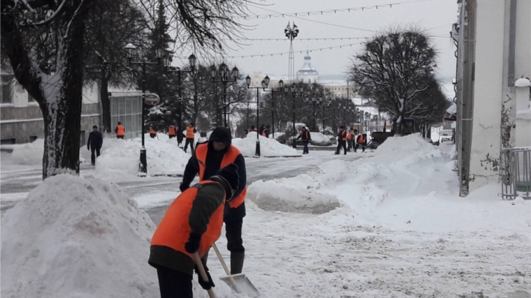 Очистка городских дорог и мест отдыха горожан от снега ведется в усиленном режиме