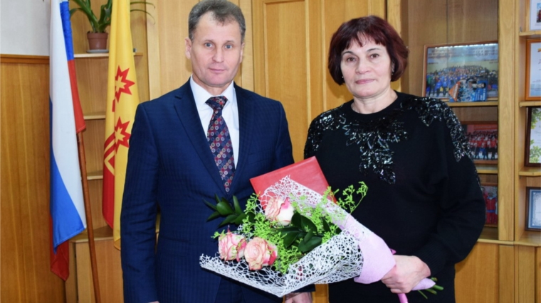 Глава администрации города Шумерля поздравил бывшего педагога, депутата Собрания депутатов созыва 2010 – 2015 годов с юбилеем